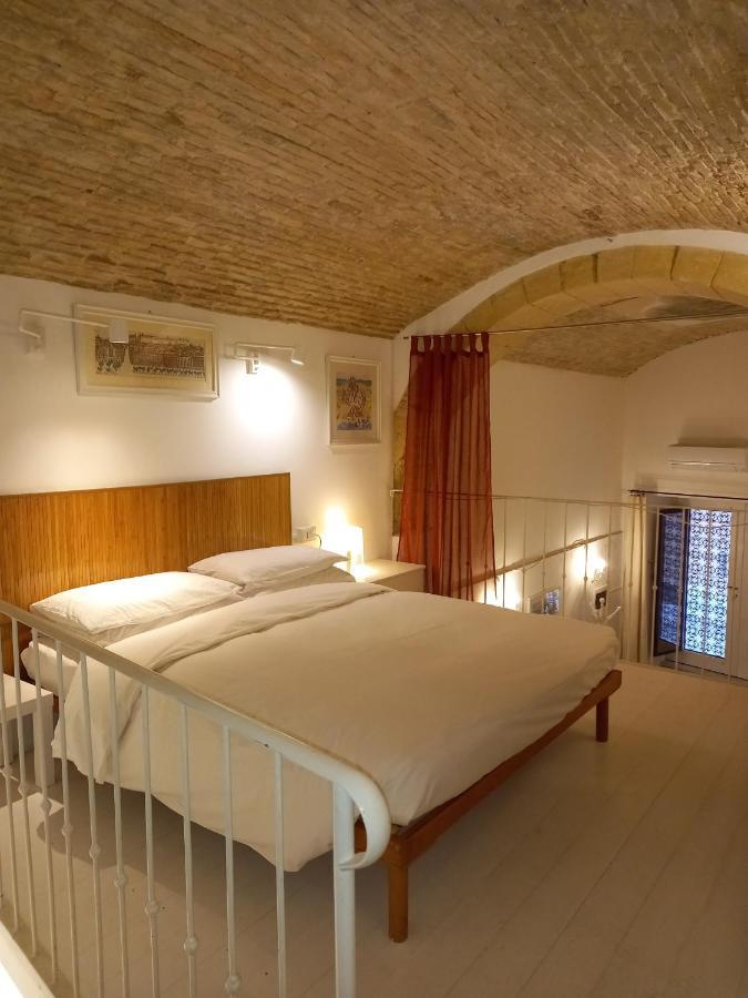 Апартаменты Residenze Palazzo Pes Кальяри Экстерьер фото